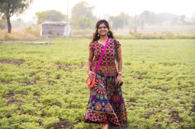 Nohut tarlasında yürüyen genç kız