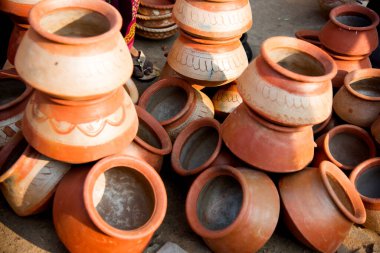 Hindistan kırsalında yol kenarı satmak için toprak çömlek..