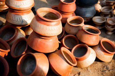 Hindistan kırsalında yol kenarı satmak için toprak çömlek..