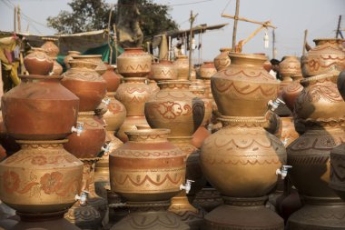 Hindistan kırsalında yol kenarı satmak için toprak çömlek..