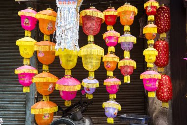 Hindistan 'da Diwali festivali vesilesiyle satılık geleneksel Hint fenerleri.