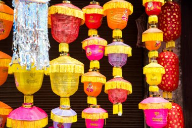 Hindistan 'da Diwali festivali vesilesiyle satılık geleneksel Hint fenerleri.