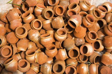 Diwali festivali için bir yığın Hint kil yağı feneri ya da diyas.