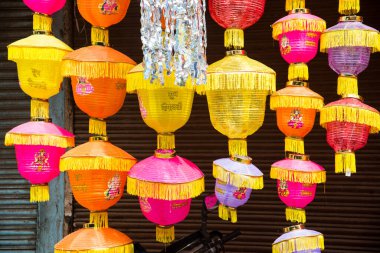 Hindistan 'da Diwali festivali vesilesiyle satılık geleneksel Hint fenerleri.