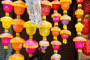 Hindistan 'da Diwali festivali vesilesiyle satılık geleneksel Hint fenerleri.