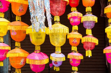 Hindistan 'da Diwali festivali vesilesiyle satılık geleneksel Hint fenerleri.