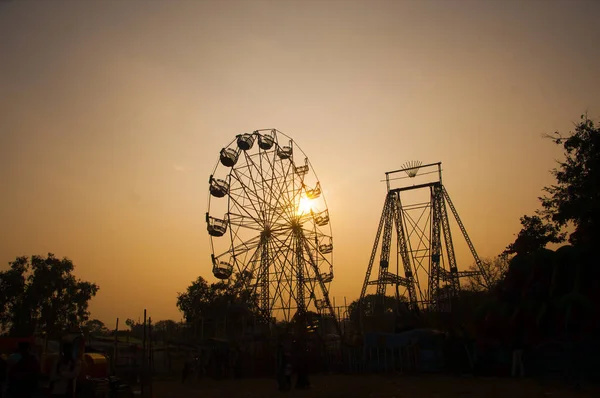 Gün batımında dönme dolap