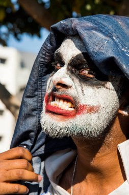 Yakın çekim bir korkunç korkunç zombi adam portresi. Korku. Cadılar Bayramı.