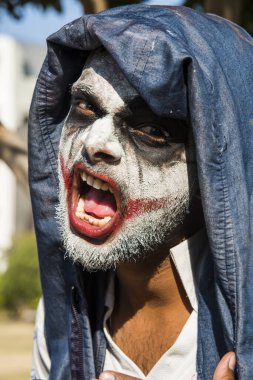 Yakın çekim bir korkunç korkunç zombi adam portresi. Korku. Cadılar Bayramı.