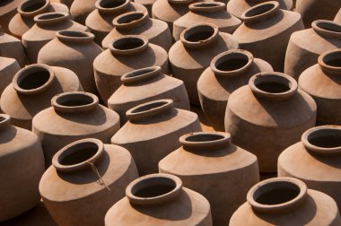 Birçok toprak tenceresi üst üste dizilmişti.