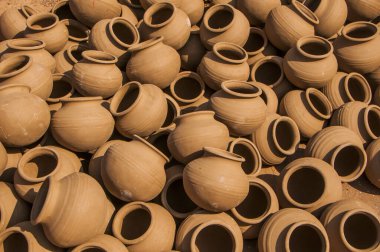 Birçok toprak tenceresi üst üste dizilmişti.