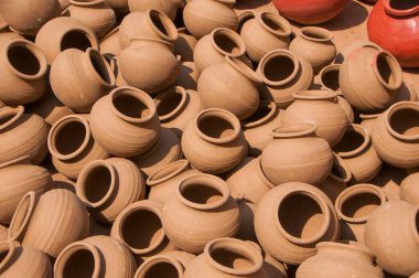 Birçok toprak tenceresi üst üste dizilmişti.