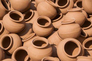 Birçok toprak tenceresi üst üste dizilmişti.