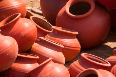Birçok toprak tenceresi üst üste dizilmişti.
