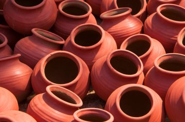 Birçok toprak tenceresi üst üste dizilmişti.