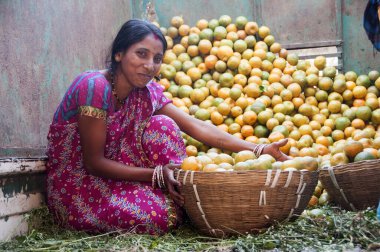 Hindistan 'da, sokakta portakal satan kadın satıcısı..