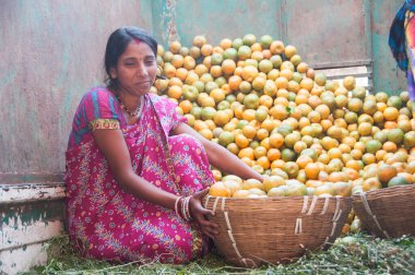 Hindistan 'da, sokakta portakal satan kadın satıcısı..