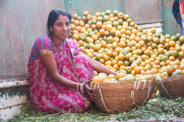 Hindistan 'da, sokakta portakal satan kadın satıcısı..