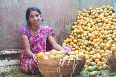 Hindistan 'da, sokakta portakal satan kadın satıcısı..
