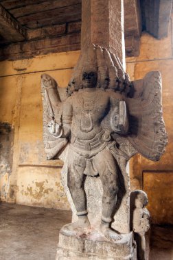 Hindistan 'daki antik tapınakta Hindu tanrısının ruhani taş heykeli..