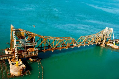 Pamban Köprüsü, Rameshwaram 'a giden demiryolu köprüsü, Hindistan' ın ilk deniz köprüsü..