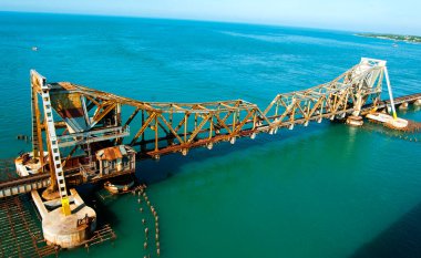 Pamban Köprüsü, Rameshwaram 'a giden demiryolu köprüsü, Hindistan' ın ilk deniz köprüsü..