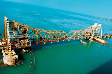 Pamban Köprüsü, Rameshwaram 'a giden demiryolu köprüsü, Hindistan' ın ilk deniz köprüsü..