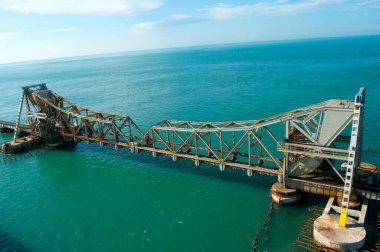 Pamban Köprüsü, Rameshwaram 'a giden demiryolu köprüsü, Hindistan' ın ilk deniz köprüsü..