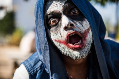 Yakın çekim bir korkunç korkunç zombi adam portresi. Korku. Cadılar Bayramı.