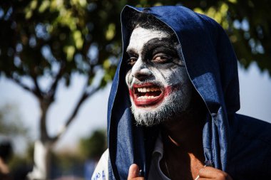 Yakın çekim bir korkunç korkunç zombi adam portresi. Korku. Cadılar Bayramı.