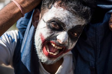 Yakın çekim bir korkunç korkunç zombi adam portresi. Korku. Cadılar Bayramı.