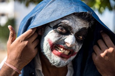 Yakın çekim bir korkunç korkunç zombi adam portresi. Korku. Cadılar Bayramı.