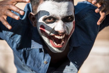 Yakın çekim bir korkunç korkunç zombi adam portresi. Korku. Cadılar Bayramı.