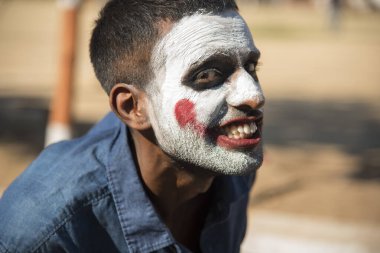 Yakın çekim bir korkunç korkunç zombi adam portresi. Korku. Cadılar Bayramı.