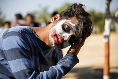 Yakın çekim bir korkunç korkunç zombi adam portresi. Korku. Cadılar Bayramı.