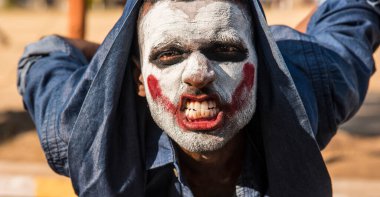 Yakın çekim bir korkunç korkunç zombi adam portresi. Korku. Cadılar Bayramı.