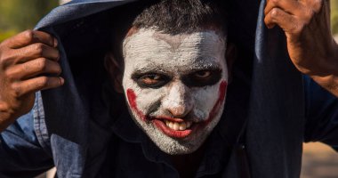 Yakın çekim bir korkunç korkunç zombi adam portresi. Korku. Cadılar Bayramı.