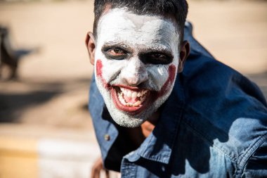 Yakın çekim bir korkunç korkunç zombi adam portresi. Korku. Cadılar Bayramı.