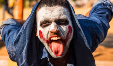 Yakın çekim bir korkunç korkunç zombi adam portresi. Korku. Cadılar Bayramı.