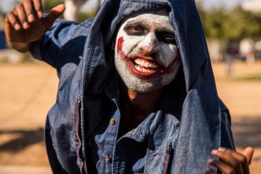 Yakın çekim bir korkunç korkunç zombi adam portresi. Korku. Cadılar Bayramı.