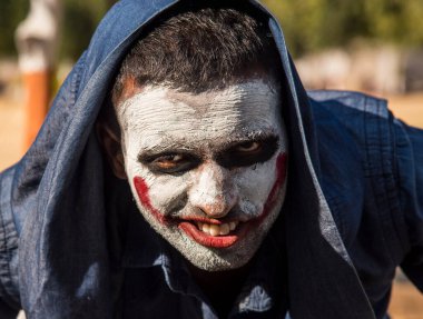 Yakın çekim bir korkunç korkunç zombi adam portresi. Korku. Cadılar Bayramı.