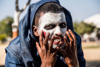 Yakın çekim bir korkunç korkunç zombi adam portresi. Korku. Cadılar Bayramı.