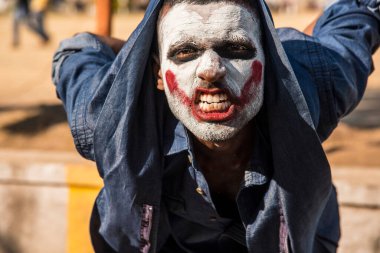 Yakın çekim bir korkunç korkunç zombi adam portresi. Korku. Cadılar Bayramı.