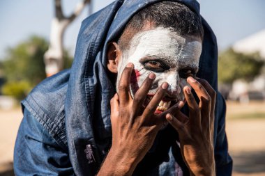 Yakın çekim bir korkunç korkunç zombi adam portresi. Korku. Cadılar Bayramı.