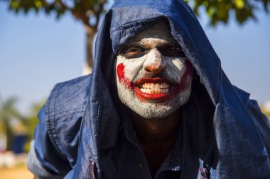 Yakın çekim bir korkunç korkunç zombi adam portresi. Korku. Cadılar Bayramı.