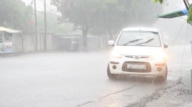 AMRAVATI, MAHARASHTRA, INDIA 7 AĞUSTOS 2017: Gündüz vakti yoğun sağanak altında trafik.