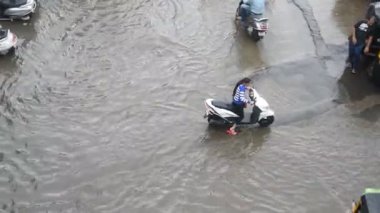 AMRAVATI, MAHARASHTRA, INDIA 7 AĞUSTOS 2017: Gündüz vakti yoğun sağanak altında trafik.