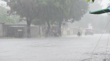 AMRAVATI, MAHARASHTRA, INDIA 7 AĞUSTOS 2017: Gündüz vakti yoğun sağanak altında trafik.