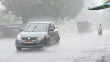 AMRAVATI, MAHARASHTRA, INDIA 7 AĞUSTOS 2017: Gündüz vakti yoğun sağanak altında trafik.