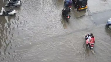 AMRAVATI, MAHARASHTRA, INDIA 7 AĞUSTOS 2017: Gündüz vakti yoğun sağanak altında trafik.